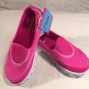 Girls Sketchers Go Walk slip ons. Girls 13. Pink